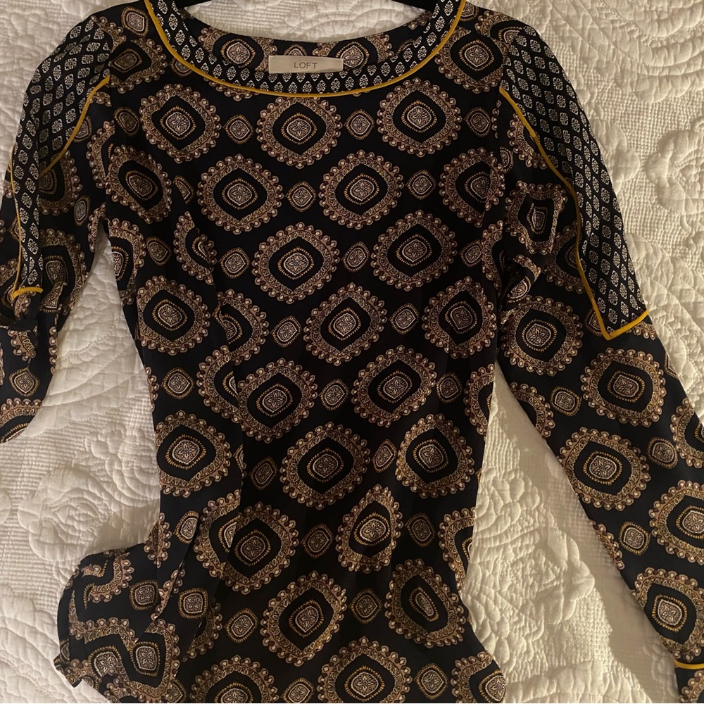 Loft polyester print tunic blouse.